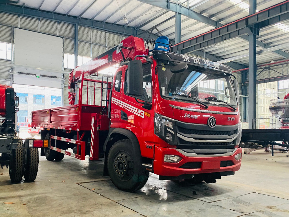 國六東風DV3新飛工8噸四節(jié)直臂吊機隨車吊